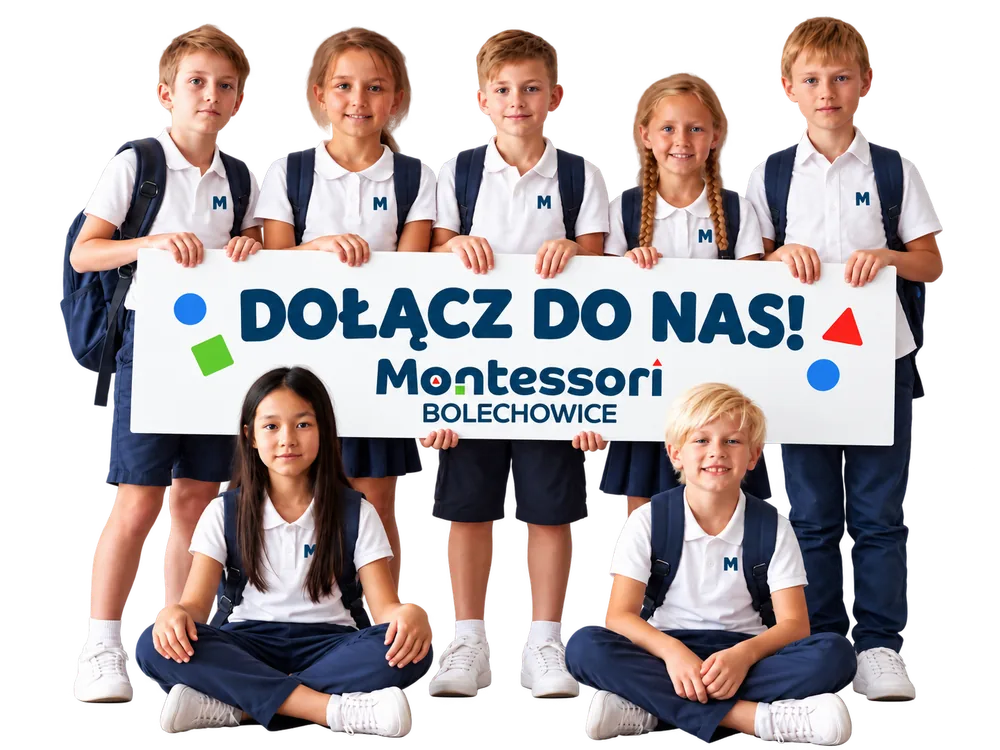 Dzieci w mundurkach z logo Montessori trzymają tablicę „Dołącz do nas!”